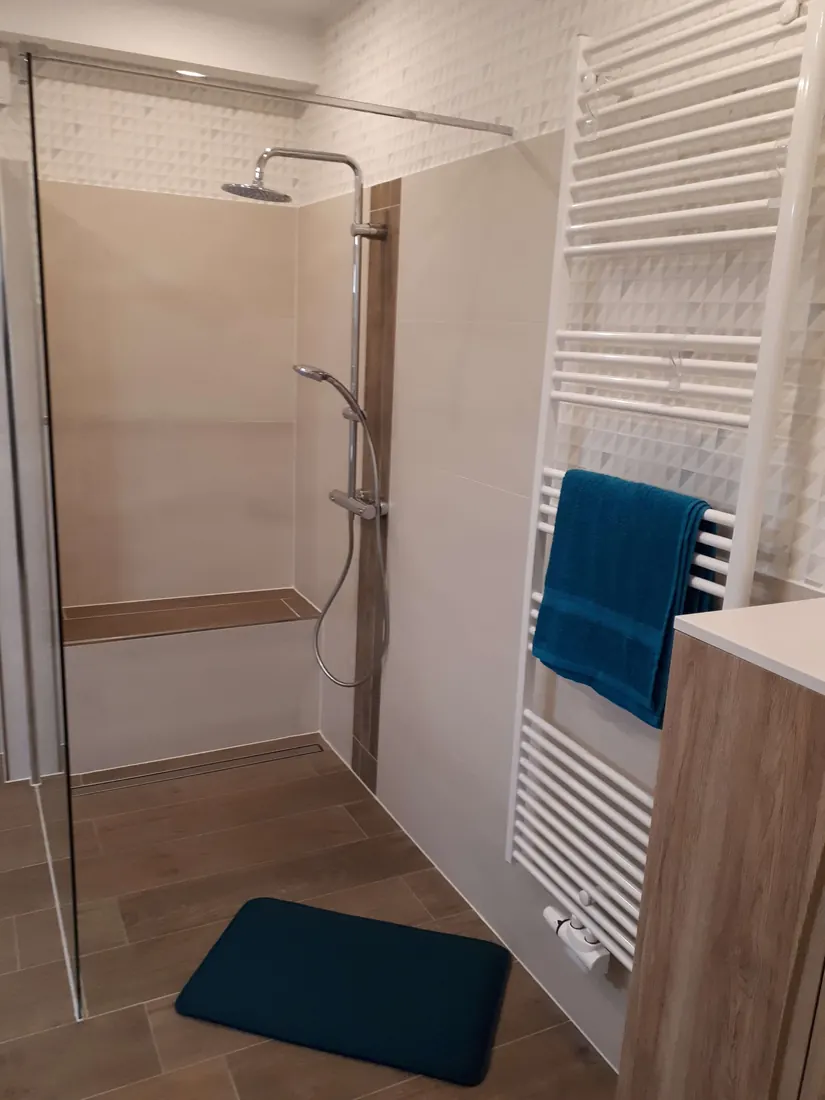 Bodengleiche Dusche mit Glaswand und Handtuchheizkörper