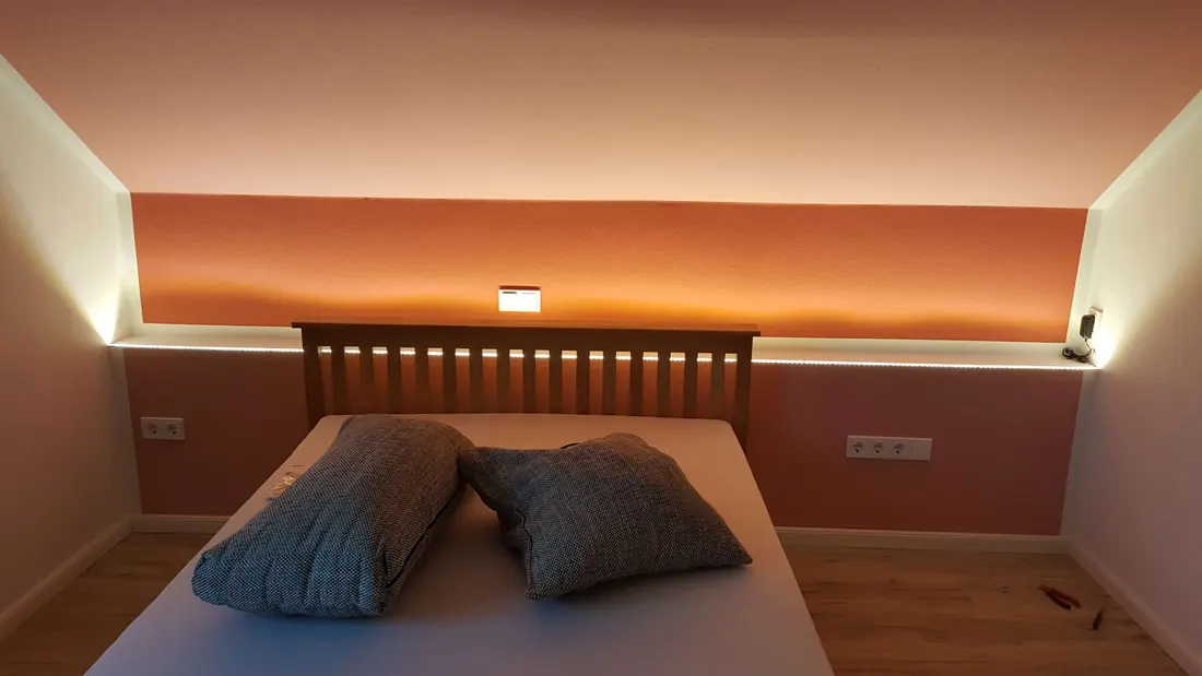 Schlafzimmer mit indirekter Beleuchtung hinter dem Bett