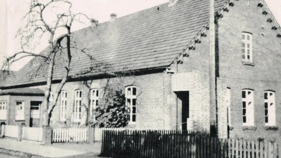 Historische Schwarz-Weiß-Aufnahme des alten Schulgebäudes in Ostereistedt